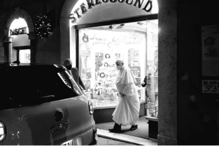 Zašto je papa Franjo posjetio prodavaonicu ploča u Rimu?