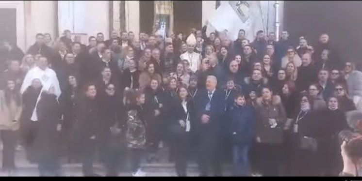 PREDIVAN MOMENAT PRED KATEDRALOM Novi dubrovački biskup zapjevao sa svojim Janjevcima (VIDEO)