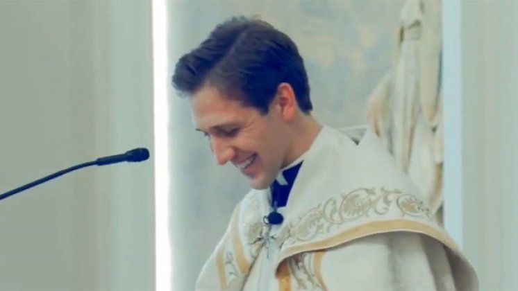 Svećenik “sabotirao” vjenčanje svog prijatelja na prekrasan način