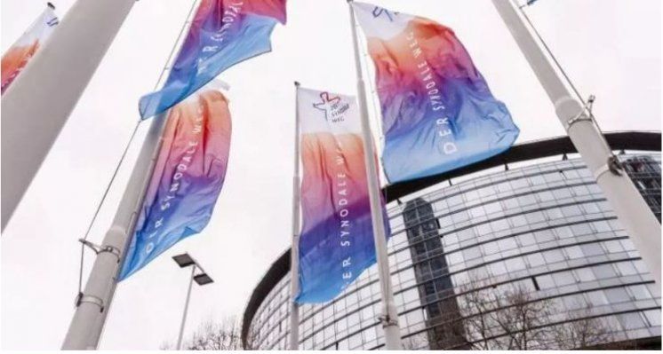 Zastave 'Synodal Way' vijore se ispred kongresnog centra Messe Frankfurt u Njemačkoj.