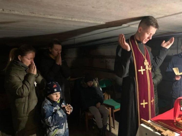 FOTO Pogledajte dirljive prizore svetih misa u ukrajinskim podrumima