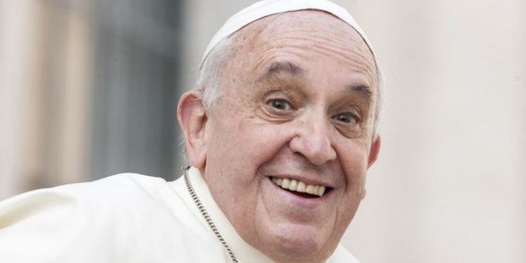 Papa iznenadio posjetom: Razgovarao s djevojčicom glave potpuno omotane zavojima