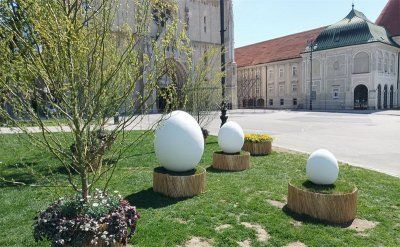 Umjesto tradicijskih pisanica, Grad Zagreb stavio bijela jaja ispred katedrale. Evo reakcije biskupa Šaška