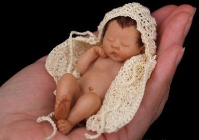 Camille Allen: Skulpture sićušnih beba stvorenih na dlanu (VIDEO)