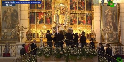 Nogometaši Real Madrida donijeli osvojene pehare u znak zahvalnosti pred Gospu u madridsku katedralu