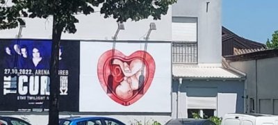 Jeste li vidjeli plakate nerođenog djeteta u majčinoj utrobi po Zagrebu? Tko stoji iza njih?