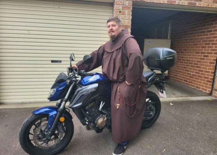 Kako je Sveti Antun među Hrvate Australije došao na motoru?