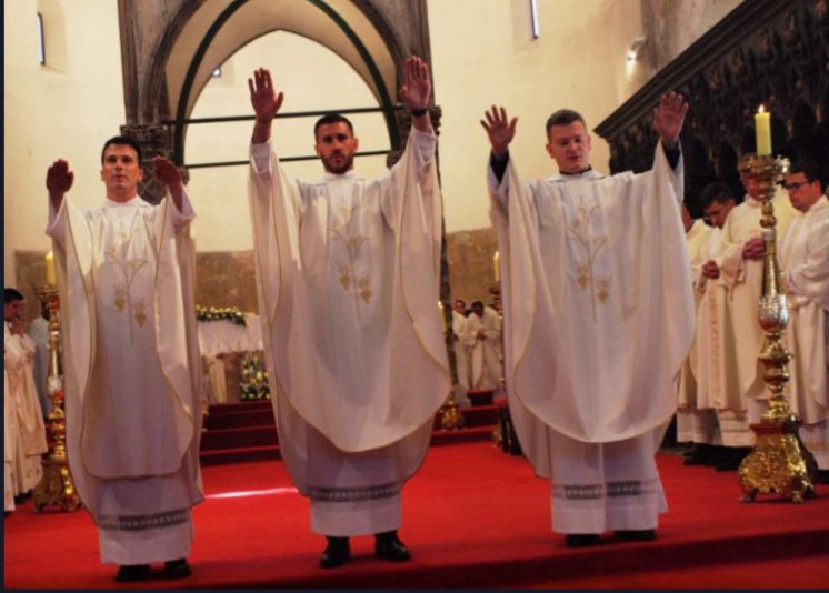 Nadbiskup Puljić na odlasku zaredio trojicu novih zadarskih svećenika