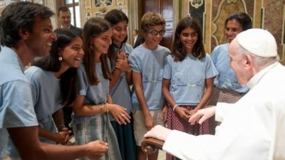 Papa: Budućnost pripada mladima koji imaju krila, ali i korijene