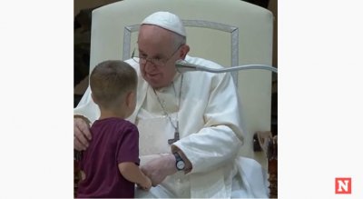 VIDEO Pogledajte dirljivi trenutak kada je dječak dotrčao do pape tijekom opće audijencije
