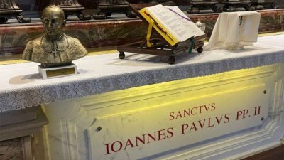 Papi Franji darovana bista blaženoga kardinala Alojzija Stepinca