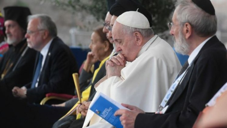 Papa na molitvi za mir u Koloseju