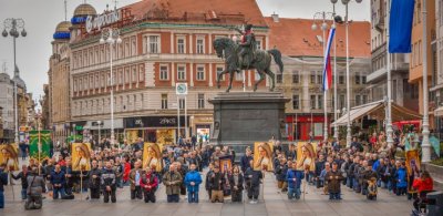 Stotine muškaraca na koljenima molili krunicu u centru Zagreba! Prizori su impresivni, donosimo vam videa i fotografije