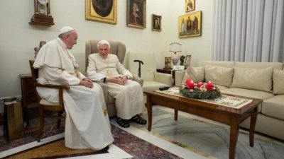 Papa Franjo: Bivši papa Benedikt jako je bolestan