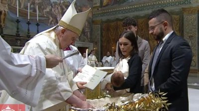 Papa Franjo u Sikstinskoj kapeli krstio 13 djece
