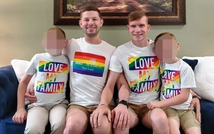 Gay par optužen za seksualno zlostavljanje posvojenih sinova i njihovo podvođenje pedofilima