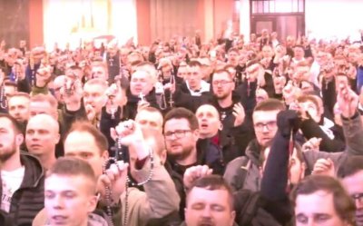 Tisuće muškaraca s krunicama u rukama pjeva himnu Isusu i Gospi! Nevjerojatne scene iz Poljske opet obilaze svijet