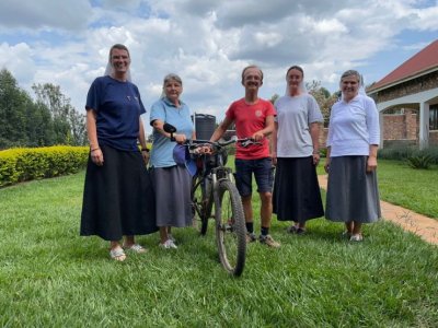 Hrvatske časne sestre misionarke u Ugandi posjetio neobičan svjetski putnik i hodočasnik