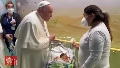 Papa posjetio djecu na odjelu dječje onkologije i krstio dječačića