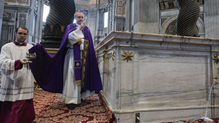 Održan pokornički obred nakon što je goli muškarac stajao na glavnom oltaru bazilike sv. Petra