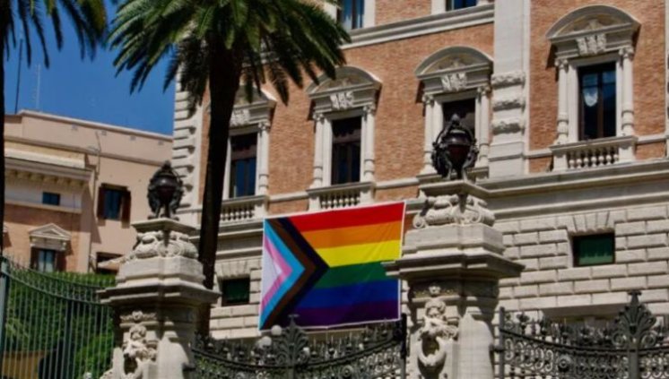 Odluka američkog veleposlanstva pri Svetoj Stolici da istakne LGBT zastavu predstavlja snažan politički istup protiv Vatikana