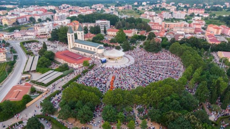 BROJNI HODOČASNICI U MEĐUGORJU NA 42. OBLJETNICU GOSPINIH UKAZANJA