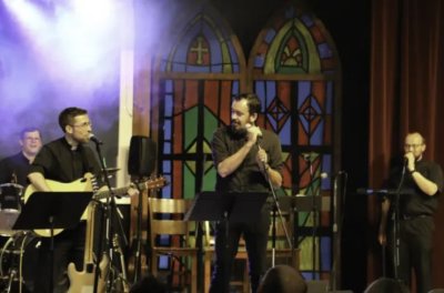 Skupina svećenika osnovala bend kako bi prikupili novac za slanje mladih na Svjetski dan mladih 2023