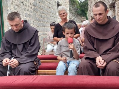 U trenucima kad i sam treba pomoć ovaj dječak postaje ‘Šimun Cirenac‘ mnogima