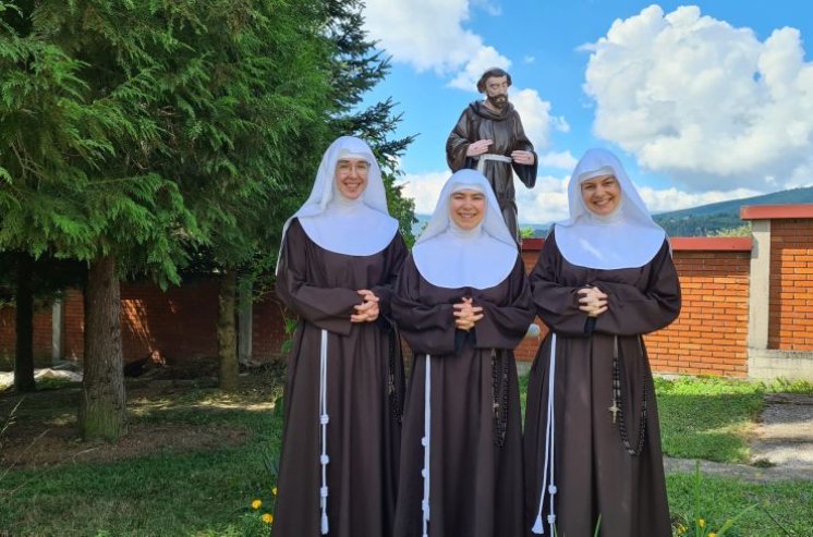 Tri postulantice ušle u novicijat u samostanu klarisa na Brestovskom