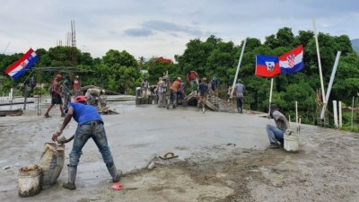 Hrvatske misionarke u Haitiju: Izlivena krovna ploča na Kući Maloga Isusa