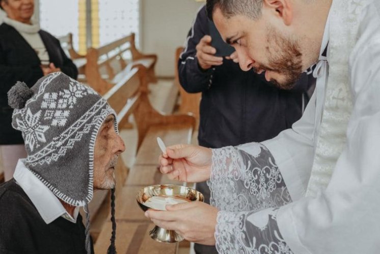 104-godišnji muškarac primio sakramente kršćanske inicijacije