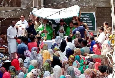“Većina ljudi na misi je plakala” Stotine kršćana u Pakistanu nakon napada danima slave misu ispred spaljene crkve