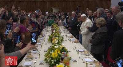 Papa Franjo ručao sa siromasima u Vatikanu