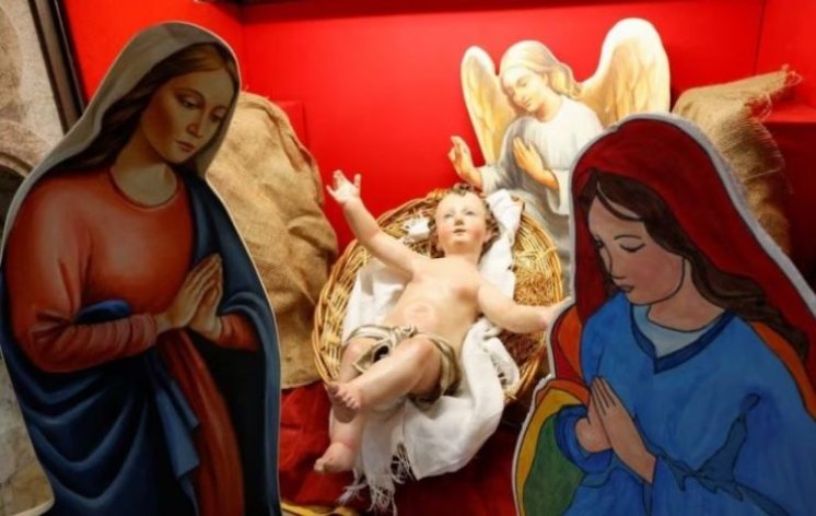 Blasfemično: Umjesto Josipa, uz Isusa u jaslicama dvije majke