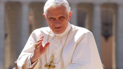 Papa Franjo dao je ukloniti grb pape Benedikta sa svog liturgijskog ruha