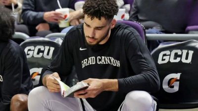 Košarkaška zvijezda čita Bibliju prije utakmice i nadahnjuje suigrače