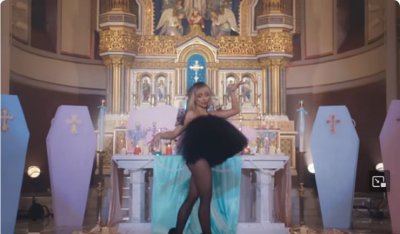 SAD: Pjevačica snimila svetogrdni spot u crkvi