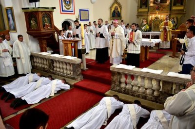 Nadbiskup Uzinić zaredio šestoricu svećenika