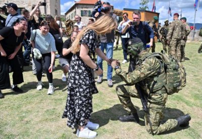 Prekrasni prizori: Prošao tešku vojnu obuku pa na Kninskoj tvrđavi zaprosio djevojku