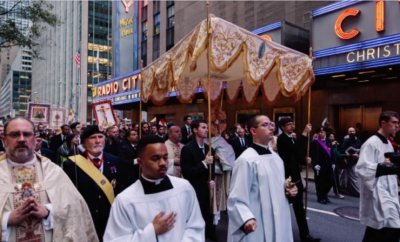 Tisuće vjernika u euharistijskoj procesiji kroz New York