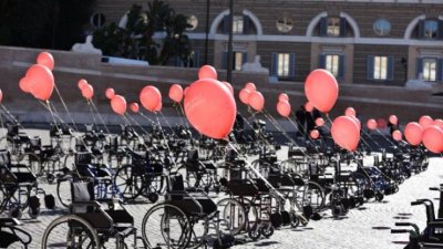 &#039;&#039;Nemoj me ubiti&#039;&#039;: Prazna invalidska kolica u kampanji protiv potpomognutog samoubojstva u Italiji