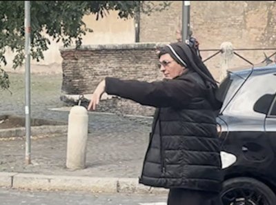 Redovnica regulira promet u Rimu