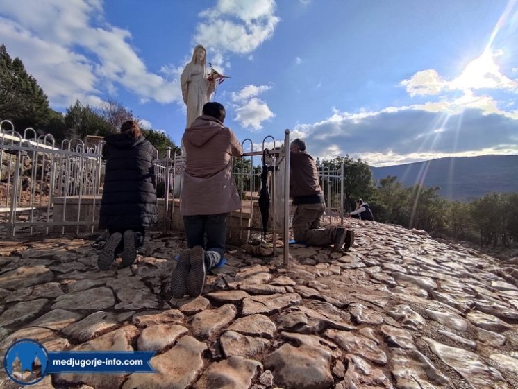 FOTO Svijećnica na Brdu Ukazanja: Sunčan blagdan u molitvi i tišini