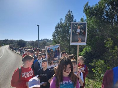 Stotine djece iz Korčule molilo Križni put za svoje vršnjake koji trpe - potresna poruka nade