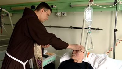 VIDEO Fra Renato Galić u KB Dubrava svakodnevno obilazi pacijente, jedan događaj posebno pamti