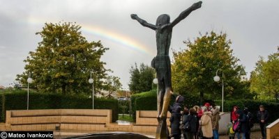 RAZGOVOR S KIPAROM ANDREJOM AJDIČEM O NASTANKU KIPA &bdquo;USKRSLI ISUS&ldquo;
