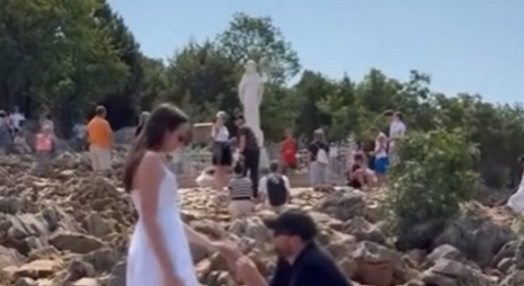 VIDEO Par hrvatskih korijena iz Kanade stigao u Međugorje, a onda je Marko zaprosio Juliju na Brdu ukazanja