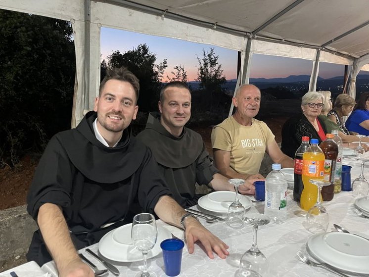 FOTO/VIDEO Mještani Vionice priredili oproštajnu večer fra Marinu Mikuliću: 'Službeno premješten, neslužbeno zauvijek naš Vionački župnik'