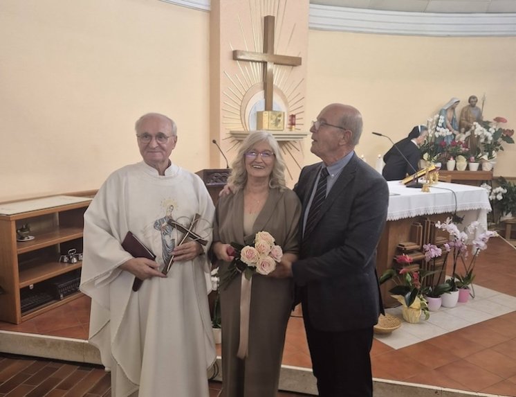 Pero i Mira Vučina u Međugorju proslavili 50 godina braka, misu slavio isti svećenik koji ih je i vjenčao