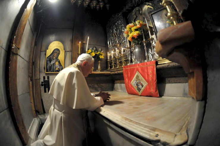 papa-benedikt-isusov-grob.jpg
